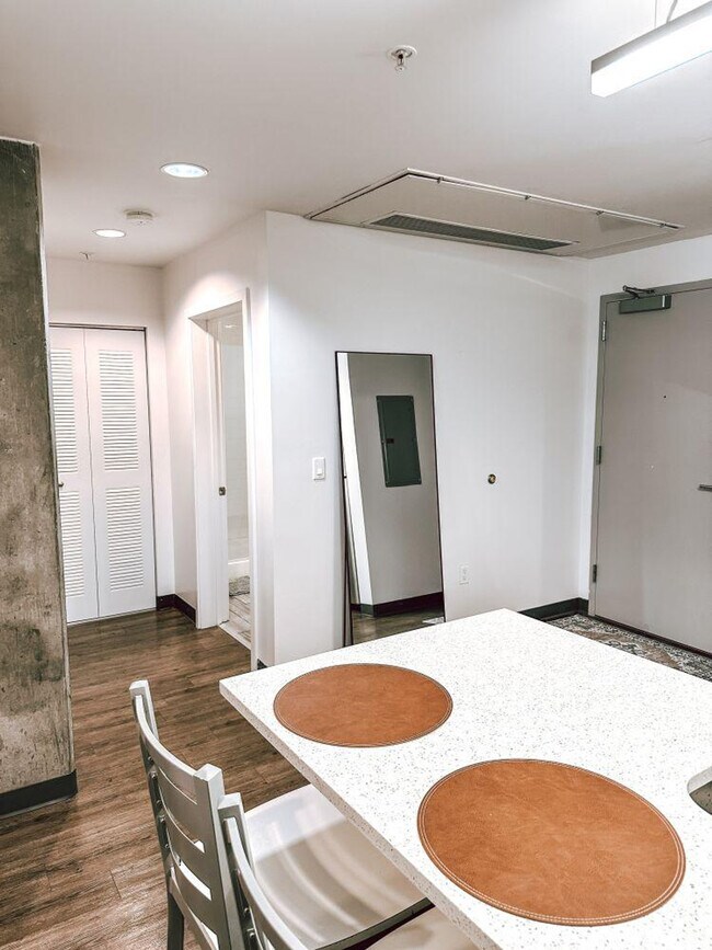 Building Photo - 1031 N Park Ave