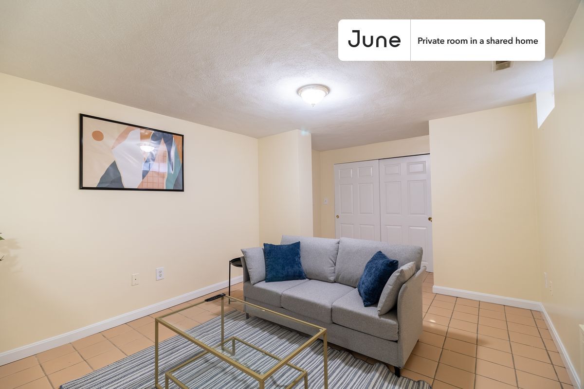 Building Photo - Private bedroom in 3 bed/2 bath Home
