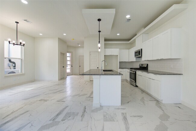 Building Photo - 2915 El Fenice Ln