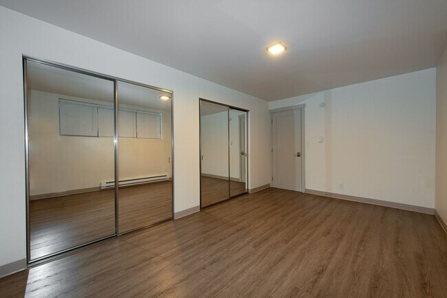 Building Photo - Spacious 1Bed/1Bath Ground Floor Apartment...