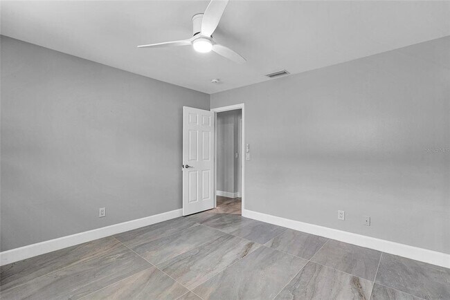 Building Photo - 3944 Doral Dr
