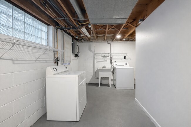 Building Photo - Spacious 3 Bedroom Home | Central AC | Finished Basement | Parking