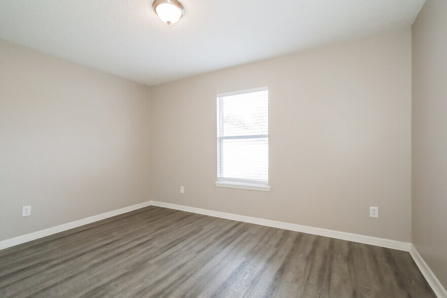 Building Photo - 2704 Creekfront Dr