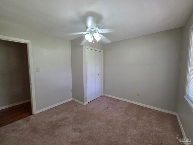 Building Photo - 402 Park Ln E