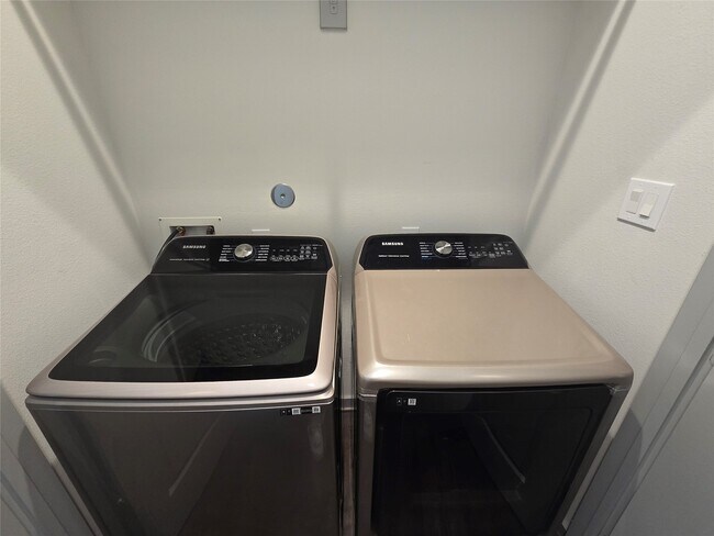 Building Photo - 611 Emile St