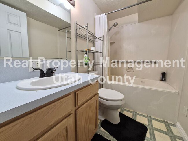 Building Photo - 22 W 400 N St