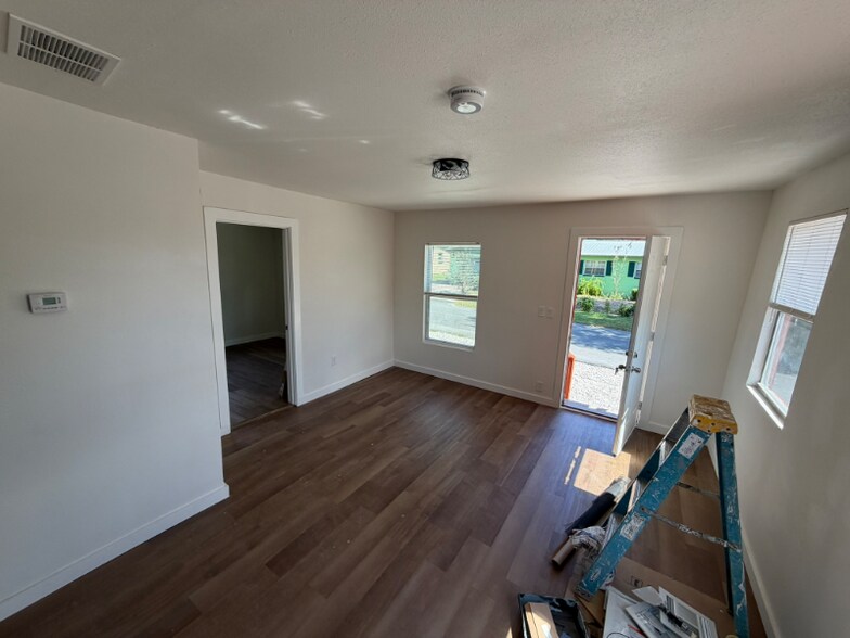 Building Photo - 616 SE 13th Terrace