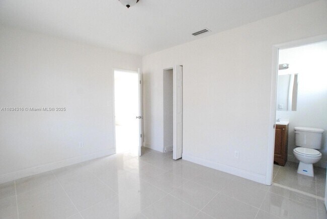 Building Photo - 3110 SW 33rd Ave