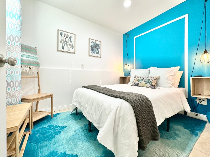 Building Photo - 814 W Beach Ave