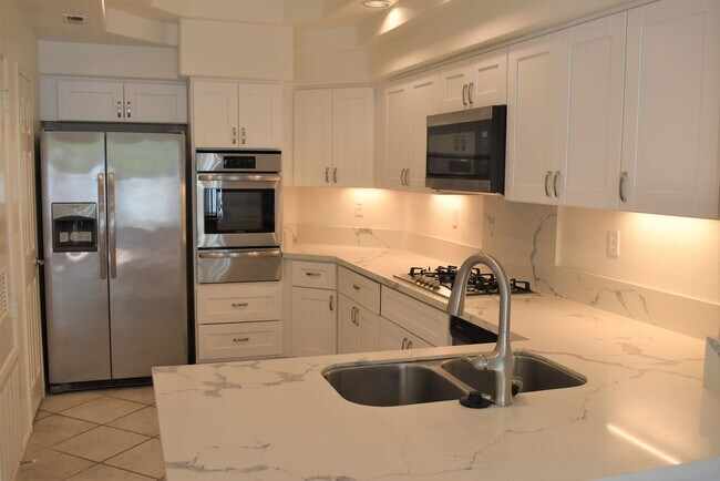 Building Photo - 3 Bedroom Townhome in La Jolla Village