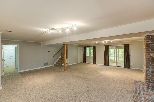 Building Photo - 3303 Spring Lake Ct