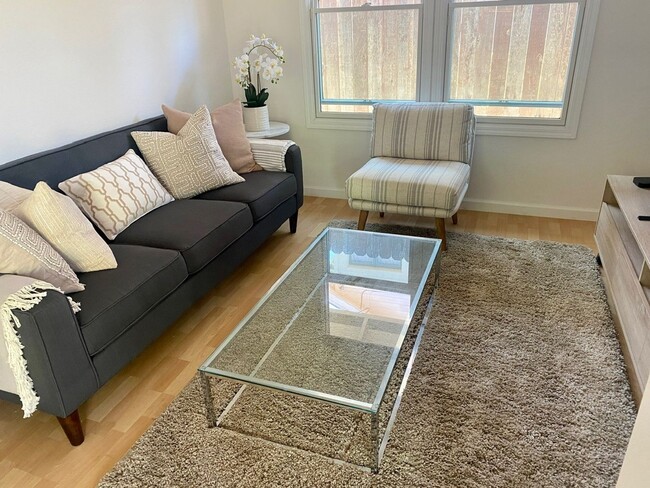 Building Photo - Charming 1BD/1BA in Desirable Petaluma Location unfurnished