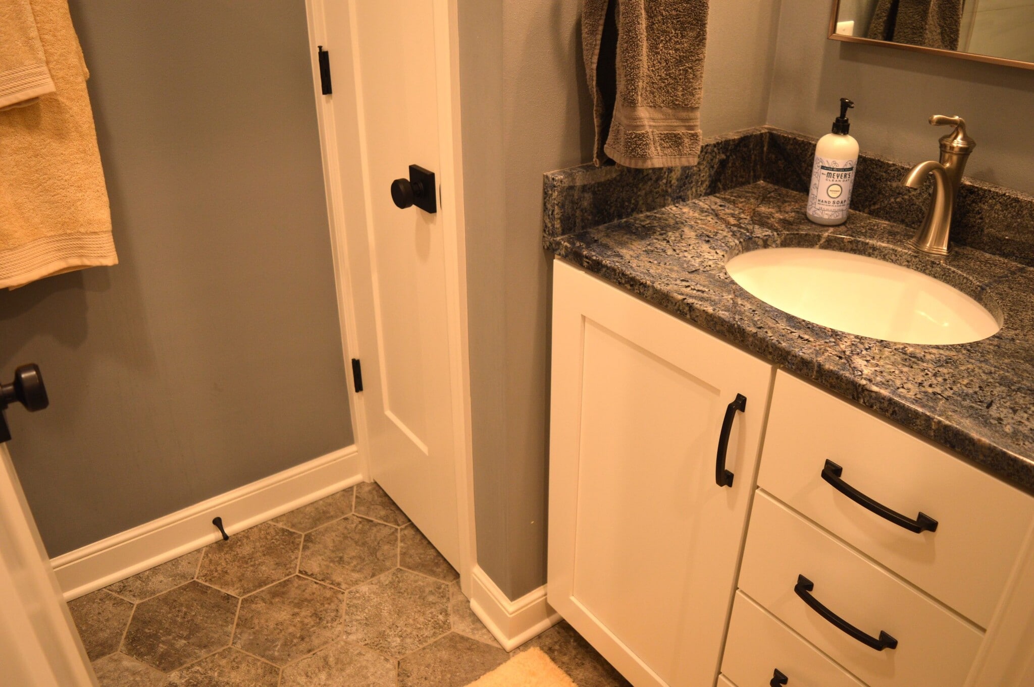 Building Photo - 4145 Hiawatha Dr