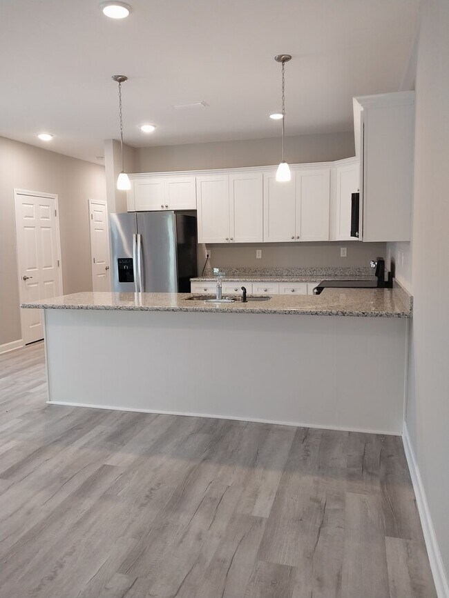 Building Photo - Gorgeous 3 Bedroom 2.5 Bath Townhome