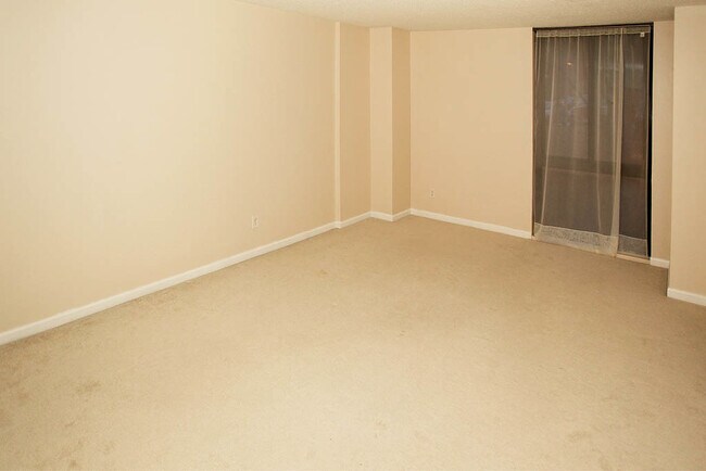 Building Photo - Large 2br/2ba - All utilities included in rent