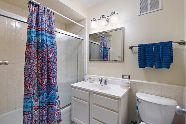 Building Photo - 3 Bed Beauty in Belhaven-FURNISHED