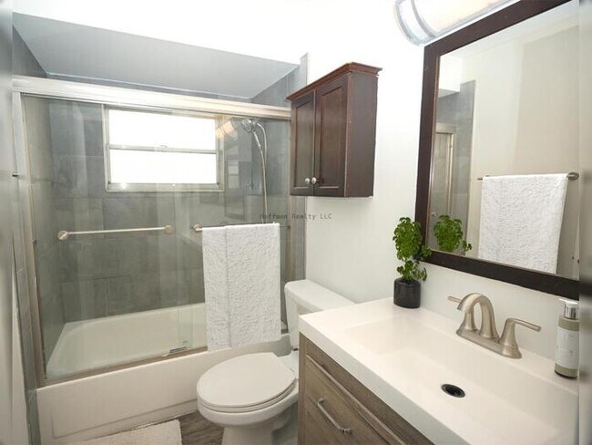 Building Photo - Hyde Park/Soho 2/1 Condo