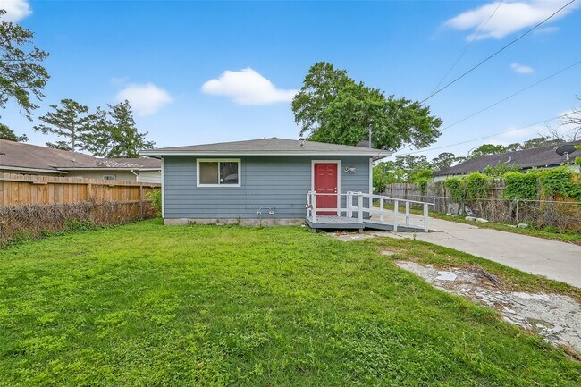 Building Photo - 2446 Mayview Dr