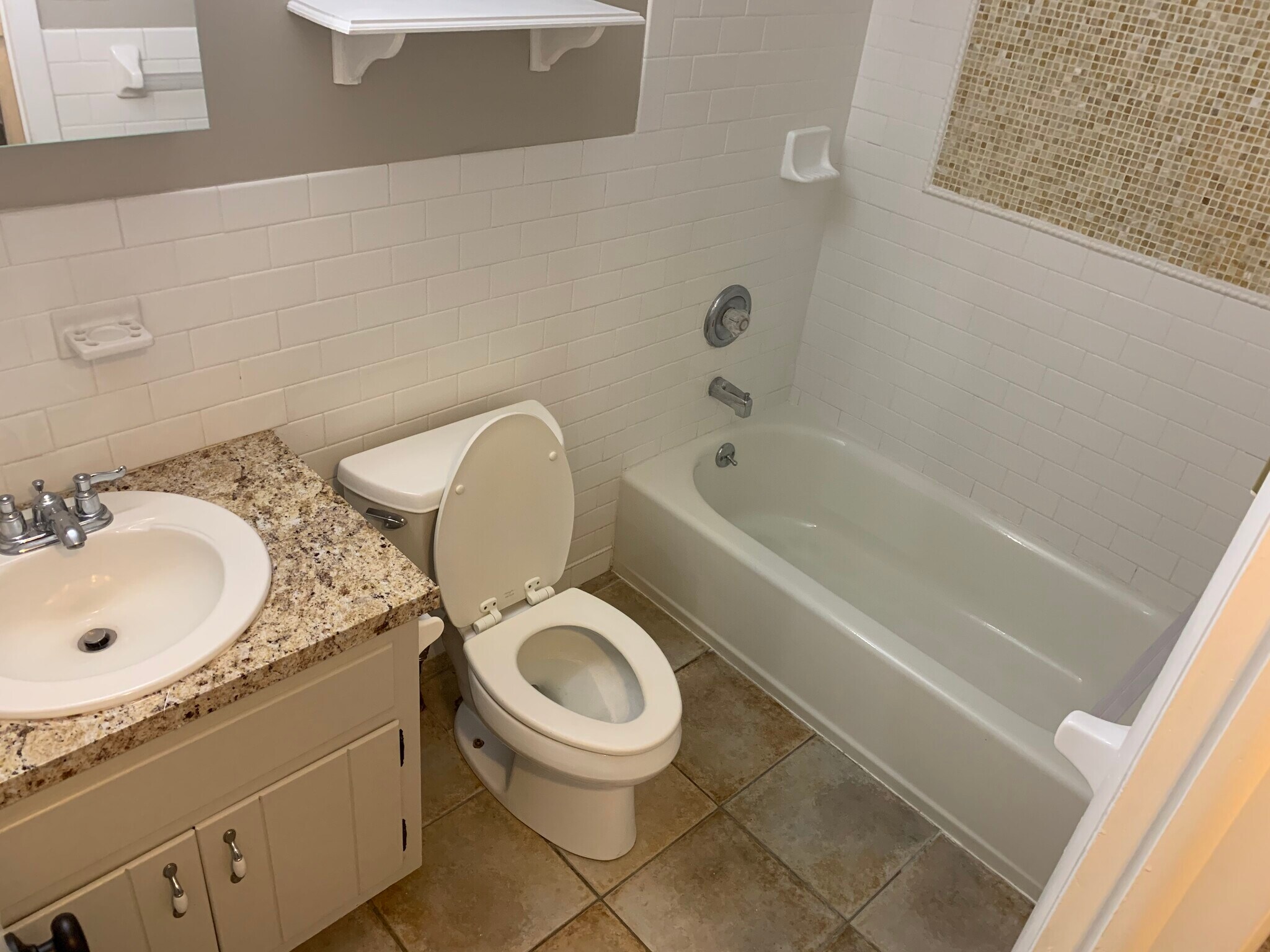 Full hallway bathroom - 1265 Woodmere Rd