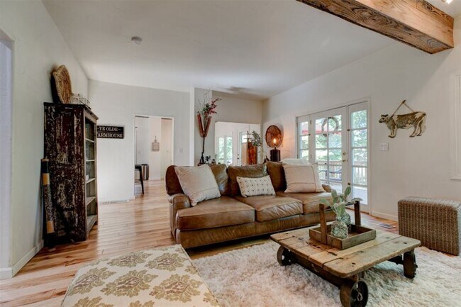 Building Photo - Beautifully Renovated 5 Bedroom Farmhouse outside of Newberg