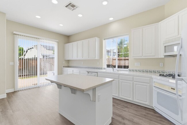 Building Photo - BEAUTIFULLY MAINTAINED SINGLE STORY HOME IN GREAT BRENTWOOD LOCATION!
