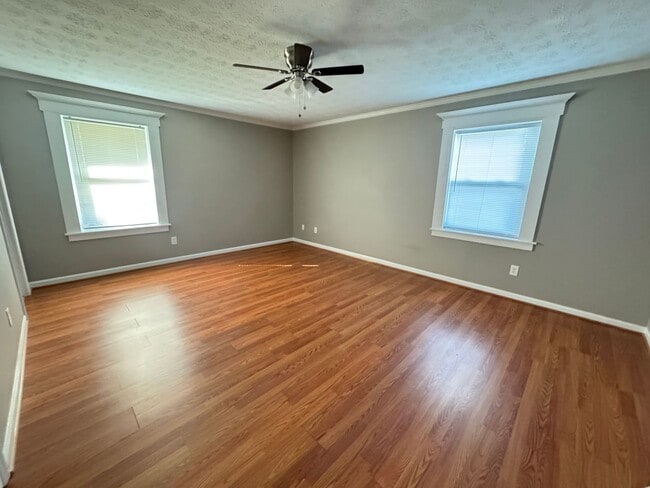 Building Photo - 3 Bedroom, 2 Bathroom- House in Silver Creek!
