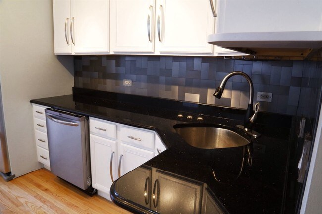 Building Photo - 1033 N Hermitage Ave