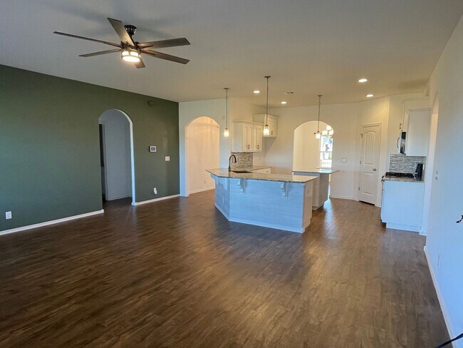 Building Photo - Spectacular 4 bedroom, 2 bath home in Owasso