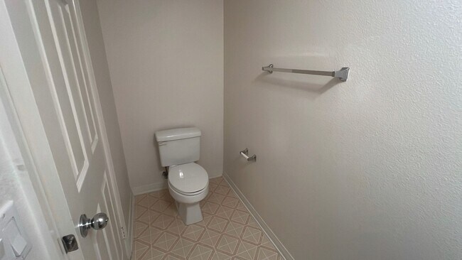 Building Photo - West Palmdale Home in Golf Course