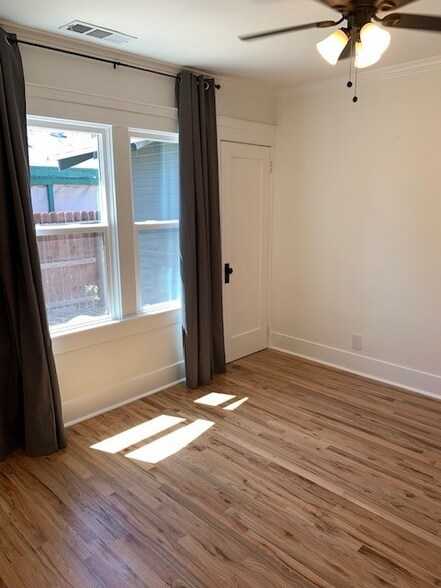 Building Photo - 435 E Yale Ave