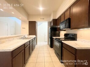 Building Photo - Pre-Lease!! 3bed/3bath townhome in Miramon...