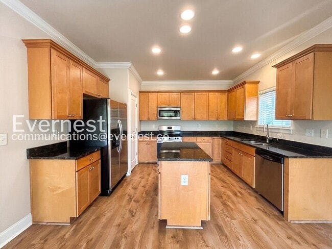 Building Photo - 3-Bed/2-Bath Home with Fireplace and 2-Car Garage/Available Now!