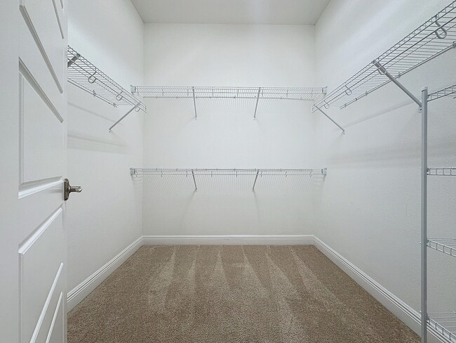 Building Photo - 10090 Sunnifa Aly