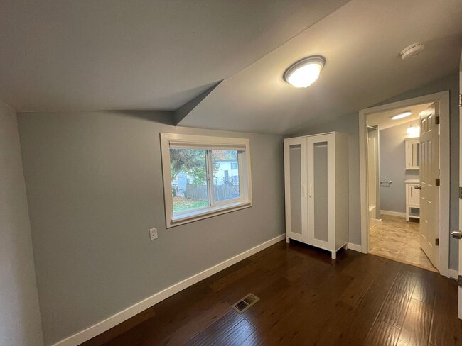 Building Photo - West Seattle - 2 bedroom and 1 bathroom