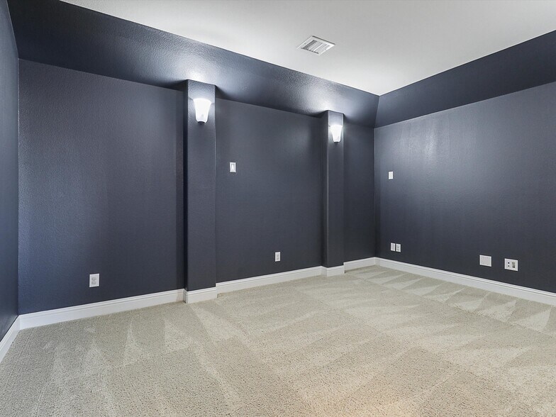 Building Photo - 2618 Thayne Dr