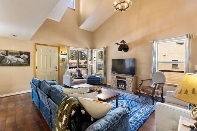 Building Photo - 3 Bed 2 Bath Fully Furnished in Woodland Park