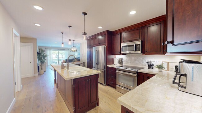 Building Photo - Great Location | Fully Furnished | Pool