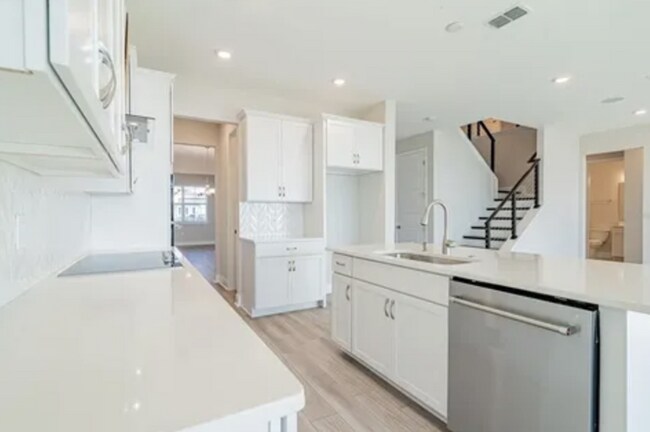 Building Photo - Stunning 5-Bedroom Executive Home with Lak...