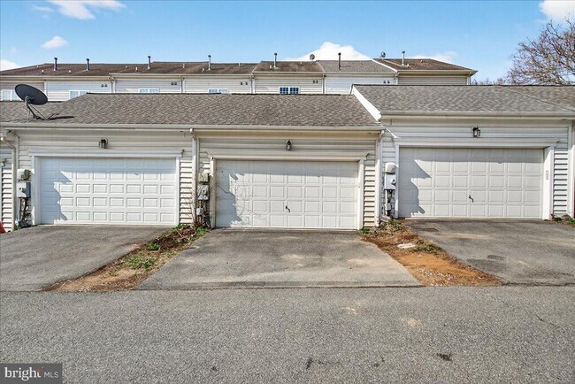 Building Photo - 910 Featherstone St