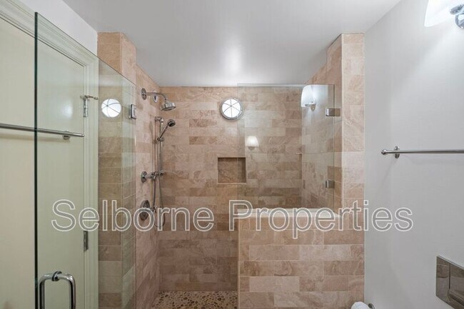Building Photo - 33 Clementina St