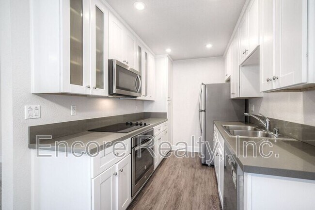 Building Photo - 8545 Villa La Jolla Dr