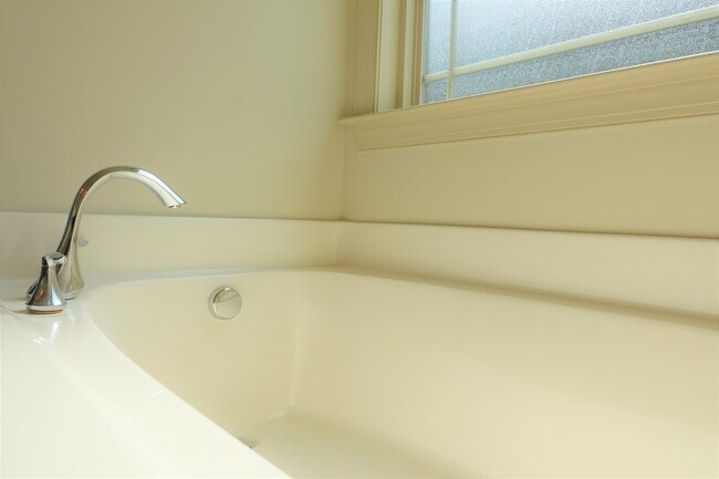 Building Photo - 210 Windthistle Dr
