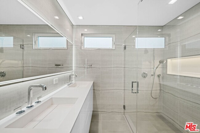 Building Photo - 1211 S Sherbourne Dr