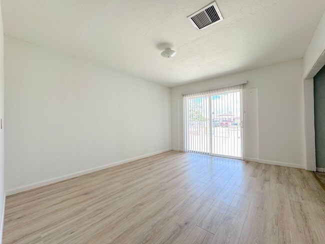 Building Photo - Northeast El Paso 4bed/3bath Refrig A/C w/...