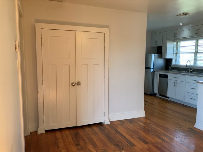 Building Photo - 100 W Madison St