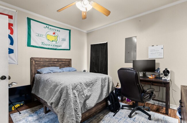 Building Photo - 5 bed 4 bath near campus!