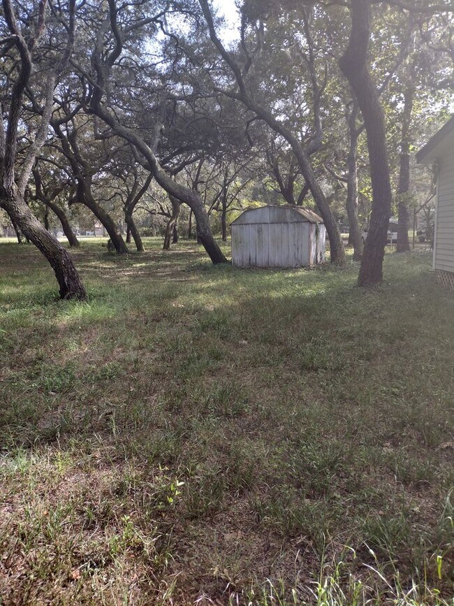 Building Photo - 3 bedroom 2 bathroom Home on 2 1/5 acres