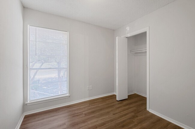 Building Photo - Spacious 3BR Far West Duplex with Loft & Private Deck