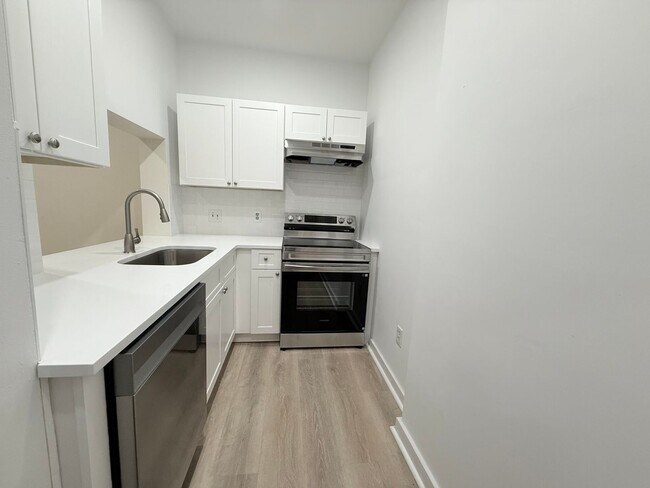 Building Photo - MISSION HILL 3 BED!!!!