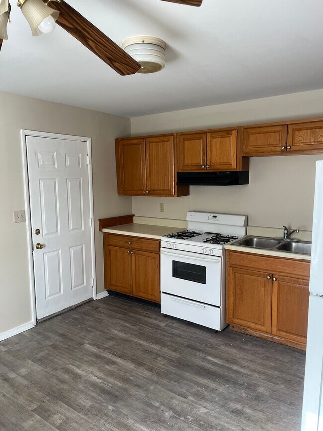 Building Photo - HOUSE....3 Bedroom 1 Bath